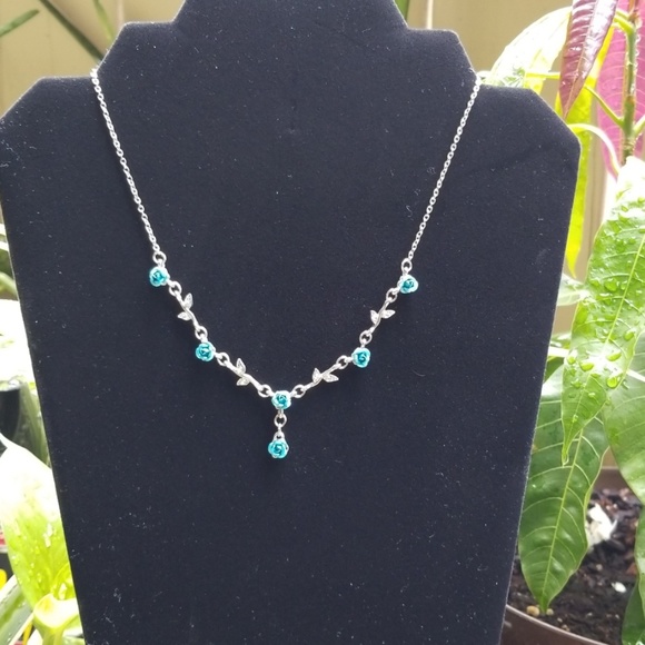 Necklace with blue roses - Picture 3 of 4